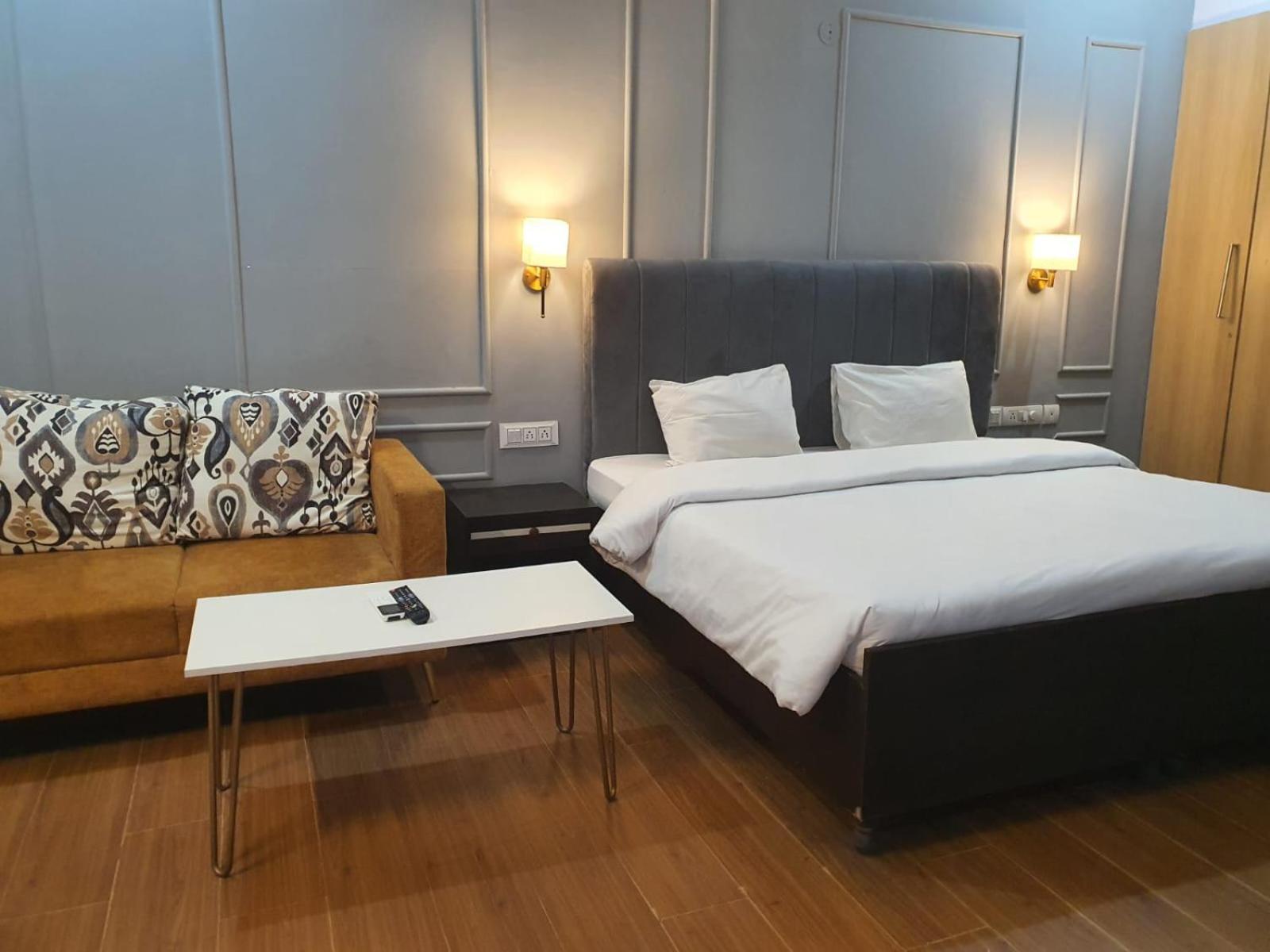 Mallenzo Suites Dlf Phase 1 Gurgaon Bagian luar foto